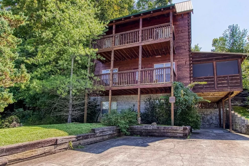 exterior of 5 bedroom Pigeon Forge cabin